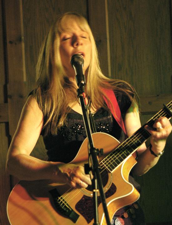 Charlie Dore live at The Ravenswood