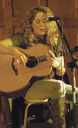 Amy Wadge live at The Ravenswood Feb 2006