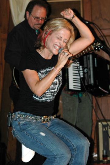 Eve Selis live at The Ravenswood 6 July 2006