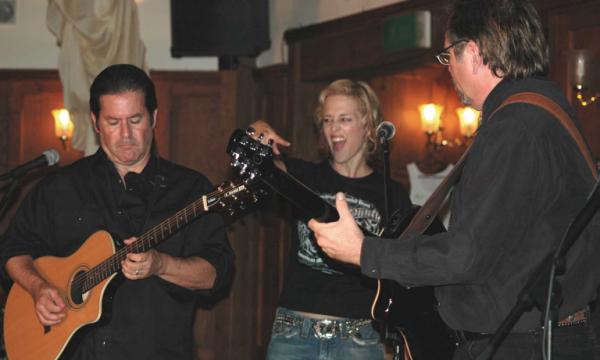Mark 'Twang' Intravaia, Eve Selis and 'Cactus' Jim Sondi, The Ravenswood (6 July 2006)